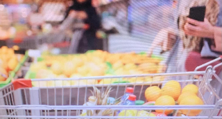 Più famiglie in difficoltà, si spende meno per il cibo